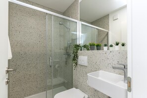 Shower, towels, soap, shampoo - Pool Sapore Di Mare Apartments (Baska)