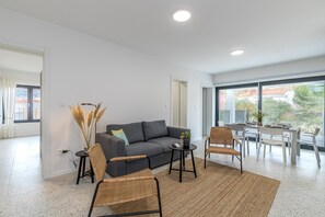 Departamento estándar, varias habitaciones, 2 baños (Pool Apartment Sapore Di Mare 1) | Área de sala de estar | Televisión de pantalla plana de 21 pulgadas con canales por cable 