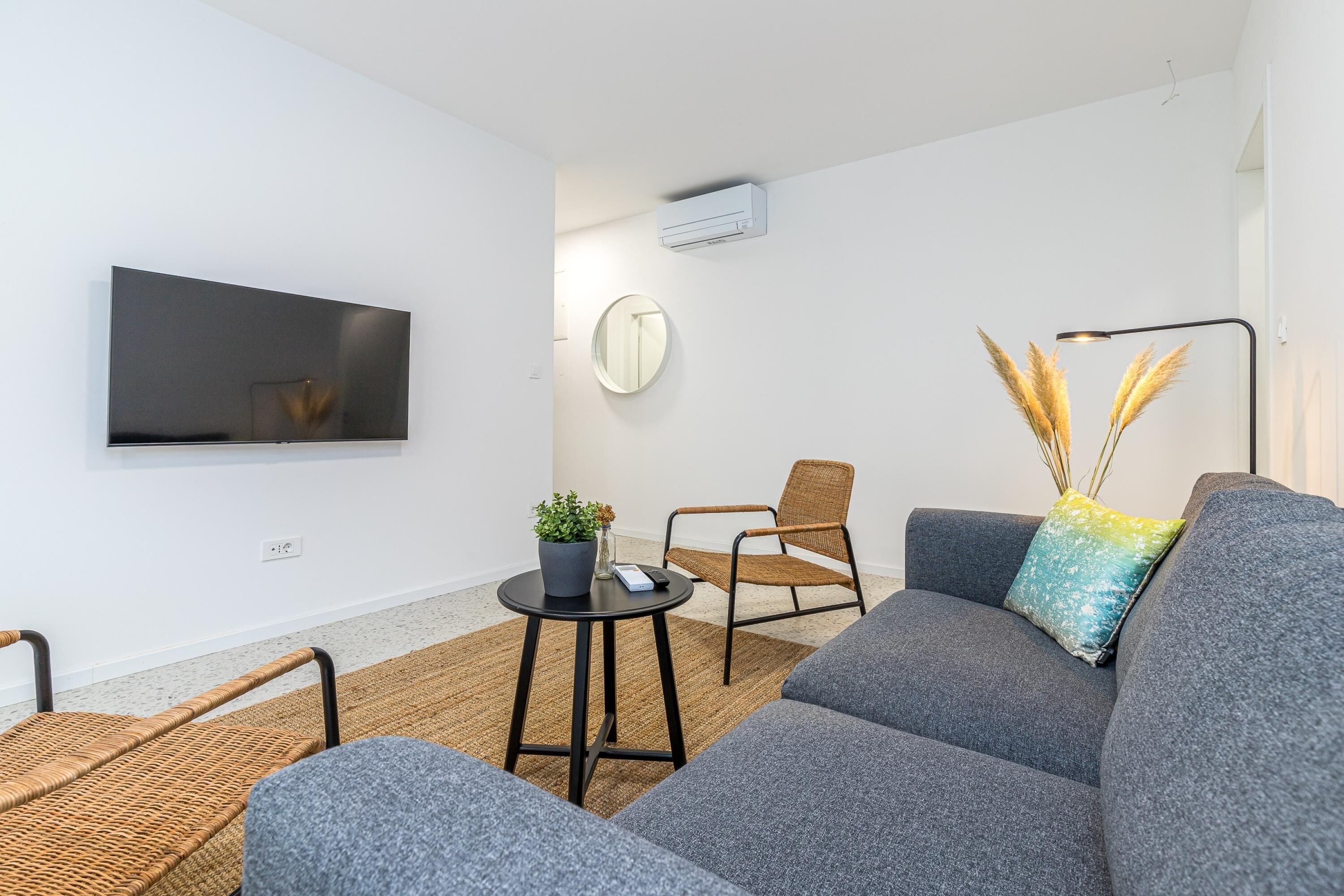 Căn hộ Tiêu chuẩn, nhiều phòng ngủ, 2 phòng tắm (Pool Apartment Sapore Di Mare 1) | Khu phòng khách | TV màn hình phẳng 21-inch có truyền hình cáp 
