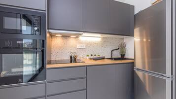 Fridge, oven, stovetop, dishwasher