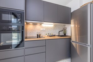 Frigorífico, horno, placa de cocina y lavavajillas