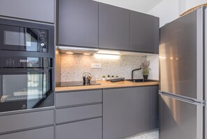 Departamento estándar, 2 habitaciones, 2 baños (Pool Apartment Sapore Di Mare 1) | Cocina privada | Refrigerador, horno, parrilla de estufa y lavavajillas 