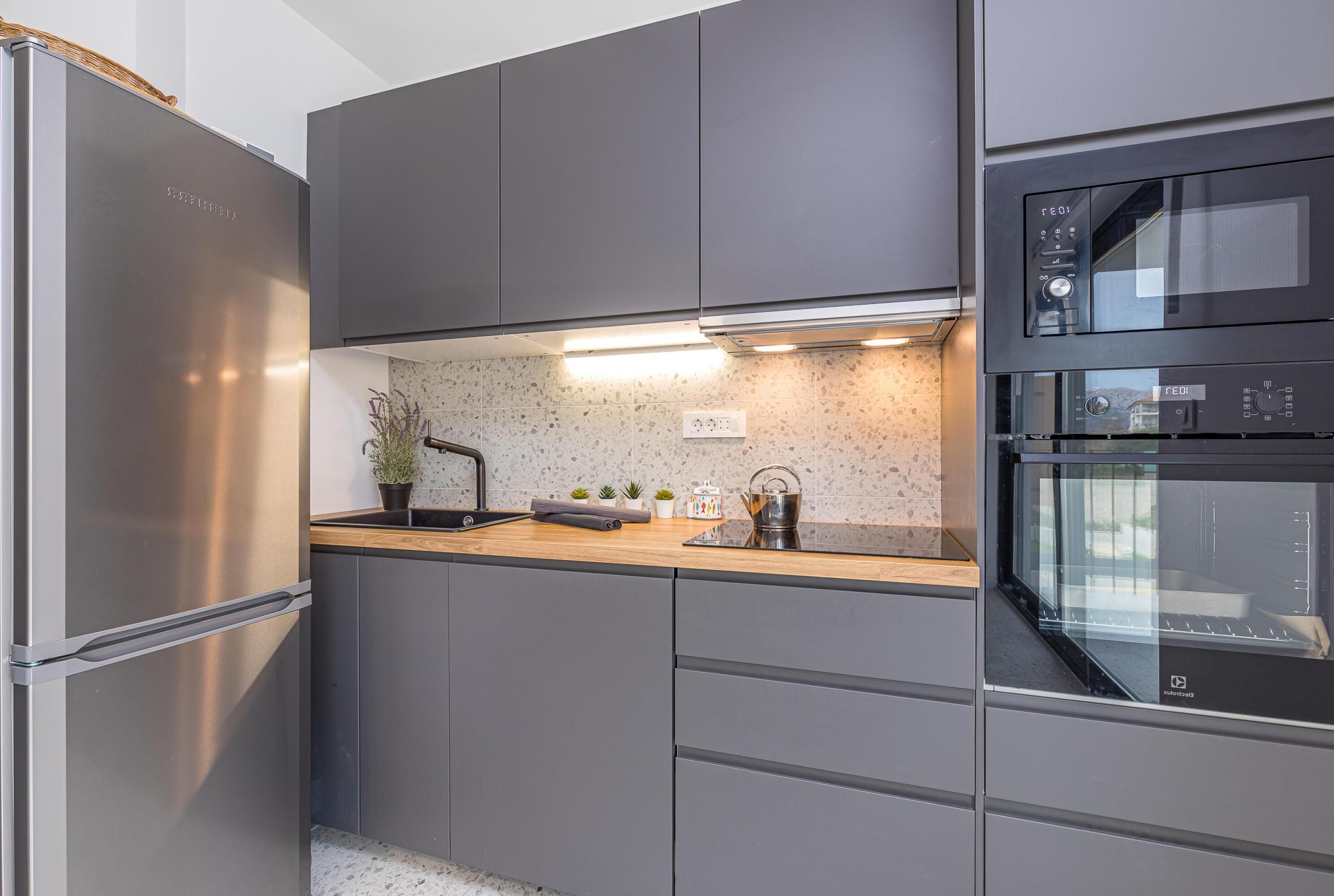 Fridge, oven, stovetop, dishwasher