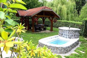 Tina de hidromasaje al aire libre