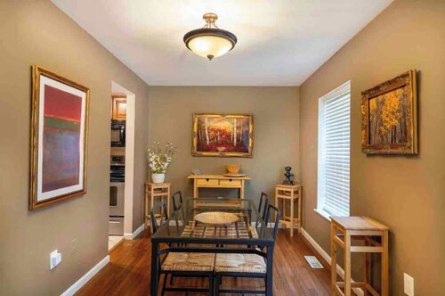 Columbia 3 level spacious townhome w/deck