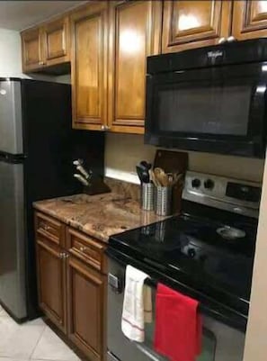 Fridge, microwave, oven, stovetop - Columbia 3 level spacious townhome w/deck (Columbia)