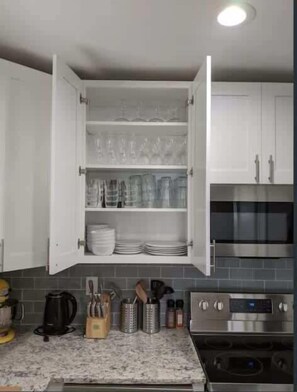 Kühlschrank, Mikrowelle, Ofen, Herdplatte