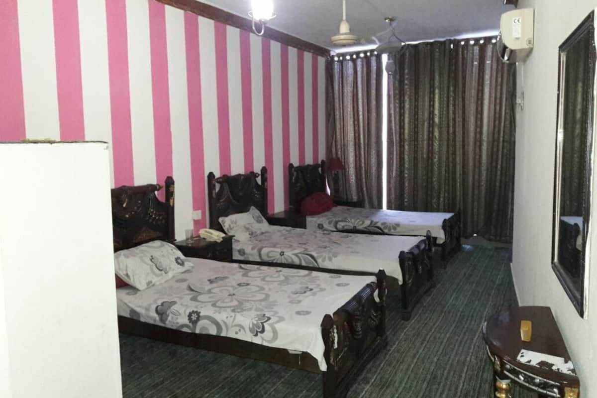 Chambre Triple Deluxe | Fer et planche Ă repasser, Wi-Fi gratuit