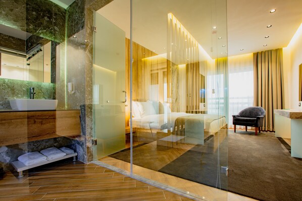 Deluxe Studio Suite | Bathroom | Free toiletries, hair dryer, bathrobes