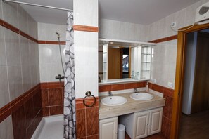 Baignoire, baignoire à jets, sèche-cheveux, serviettes fournies