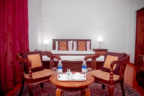 6 bedrooms, desk, WiFi