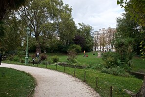 المنطقة المحيطة بالمنشأة