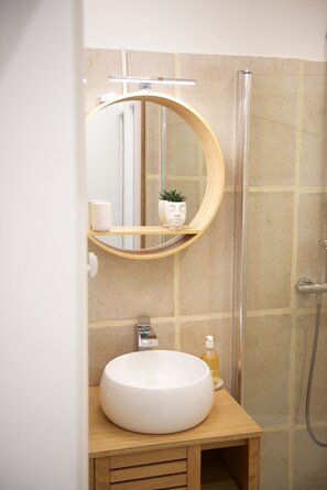 Douche, séchoir à cheveux, serviettes fournies, savon
