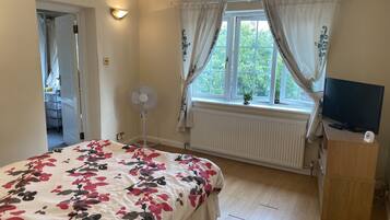 4 bedrooms, desk, iron/ironing board, travel cot