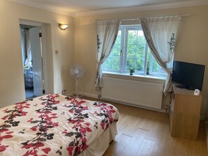 3 chambres, bureau, fer et planche à repasser, lit parapluie