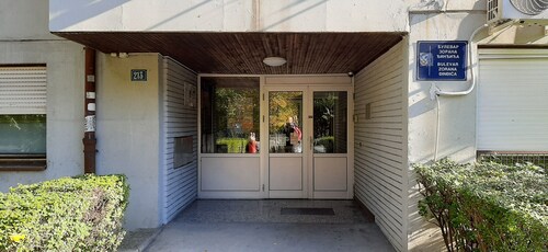 Center of New Belgrade. Free parking.  Super-fast Wi-Fi 100 MB/s. 