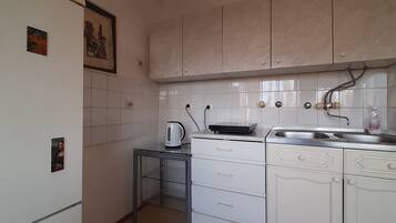 Réfrigérateur, micro-ondes, bouilloire électrique