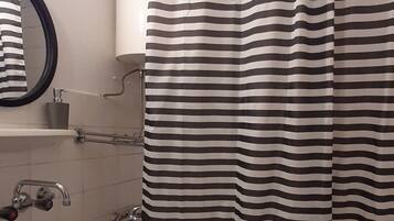 Duschwanne, Haartrockner, Handtücher, Seife