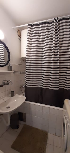 Combined shower/bathtub, hair dryer, towels, soap
