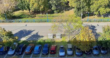 Center of New Belgrade. Free parking. Super-fast Wi-Fi 100 MB/s.