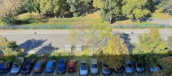 Center of New Belgrade. Free parking. Super-fast Wi-Fi 100 MB/s.