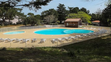 Een binnenzwembad, een seizoensgebonden buitenzwembad