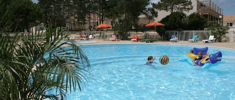 Piscine couverte, piscine extérieure (ouverte en saison)