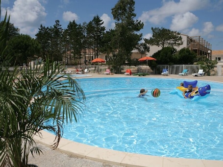 Indoor pool, seasonal outdoor pool, pool loungers. Olydea Oléron les Sables Vigniers