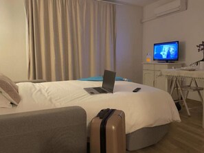 Standard-studiolejlighed - 1 soveværelse | Opholdsområde | 30-tommers fladskærms-tv med digitale kanaler, tv
