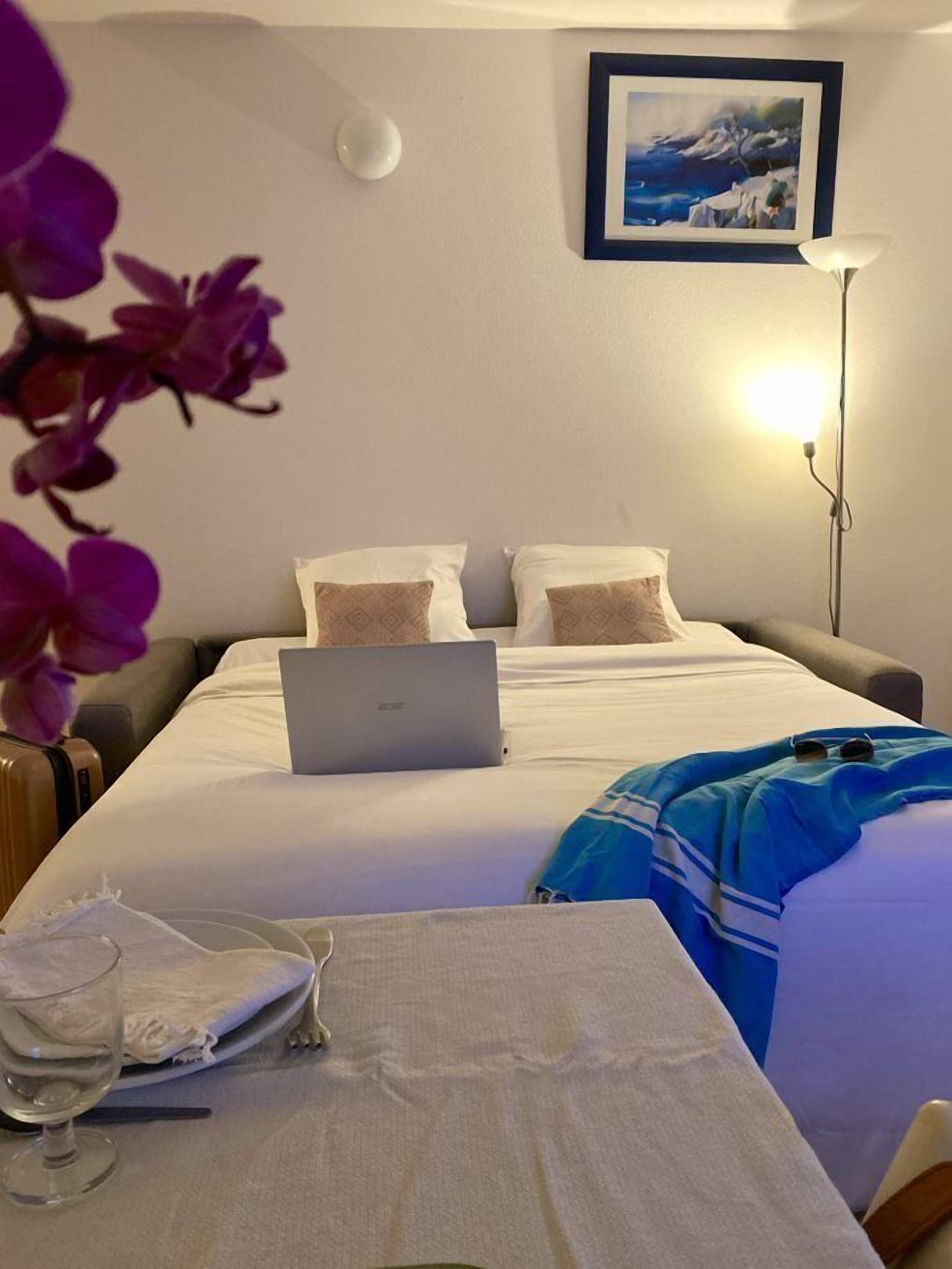 Studio, 2 persons | Living area | 30-inch flat-screen TV with digital channels, TV