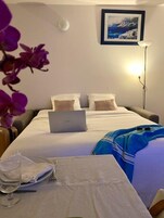 标准开间 | 起居区 | 30-英寸纯平电视 （配备数码频道）、电视