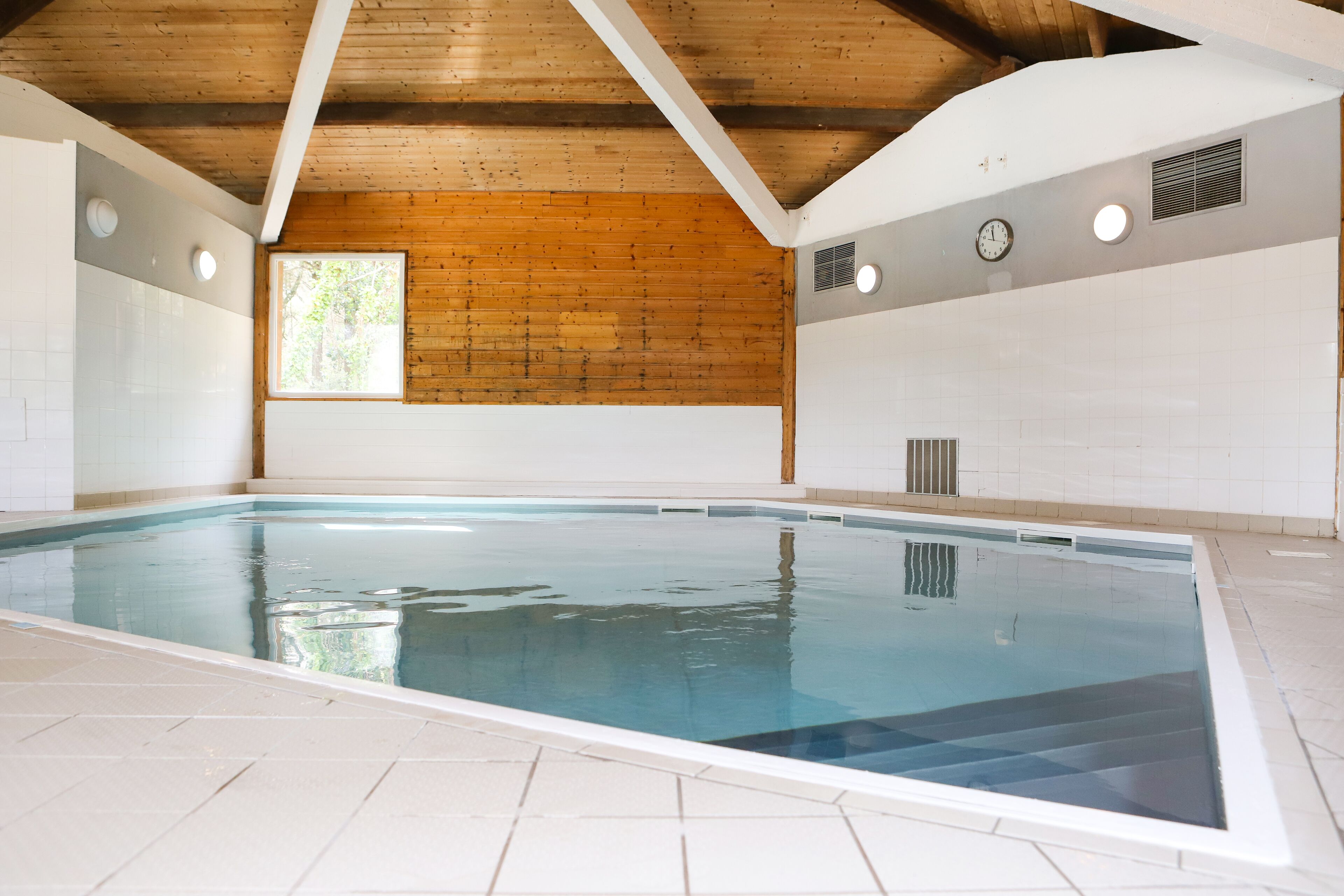 실내 수영장, 시즌별로 운영되는 야외 수영장, 일광욕 의자