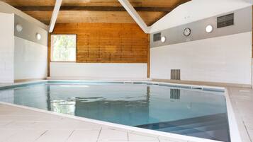 Indoor pool, seasonal outdoor pool, pool loungers