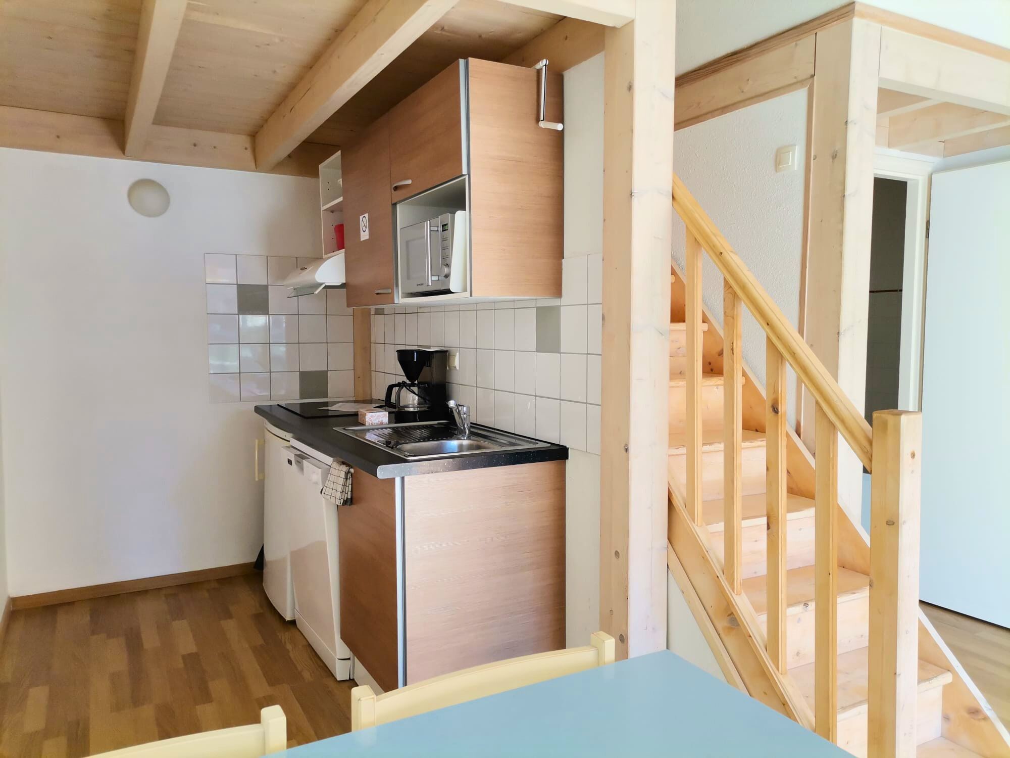 Réfrigérateur, micro-ondes, plaque de cuisson, lave-vaisselle