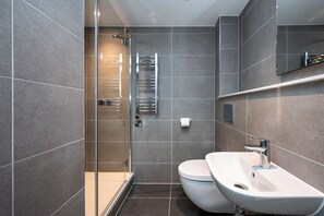 Apartemen | Kamar mandi | Shower, pancuran hujan, perlengkapan mandi gratis, dan pengering rambut