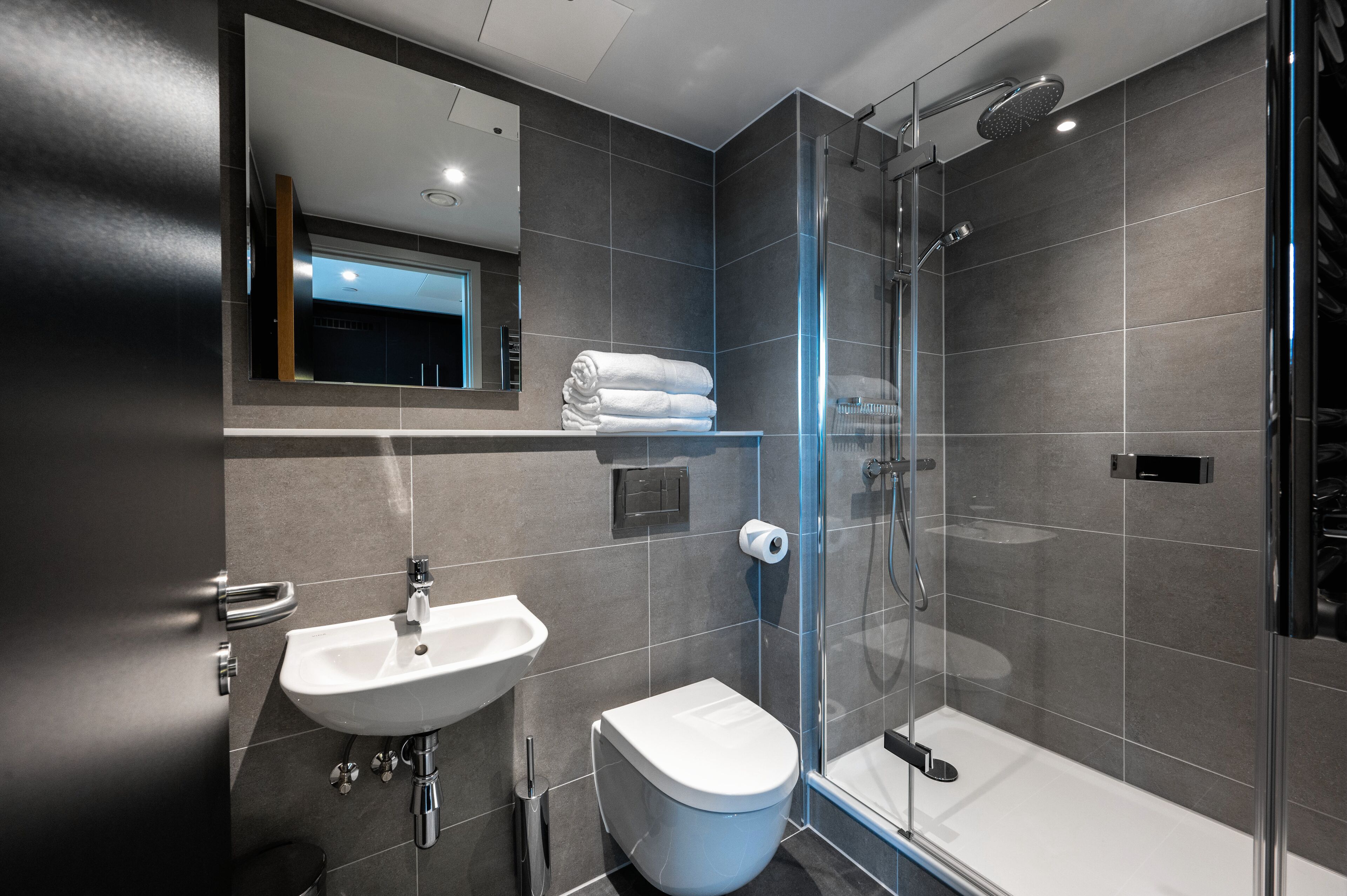 studio apartment | bathroom | shower, rainfall showerhead, free toiletries, hair dryer
