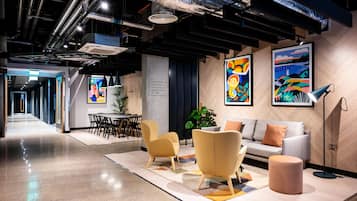 Coin salon dans le hall