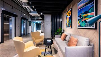 Área de estar no saguão