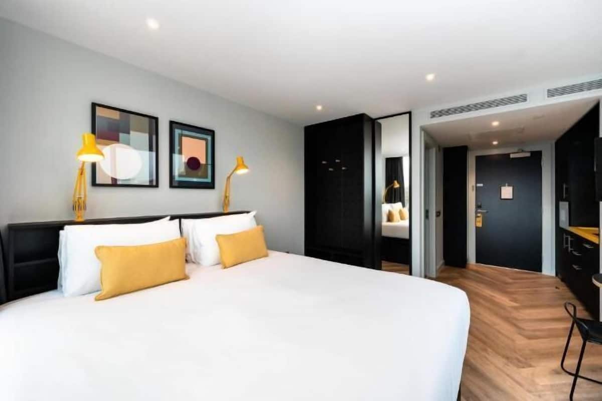 1 slaapkamer, een bureau, een strijkplank/strijkijzer, gratis babybedden