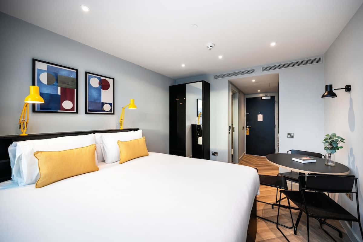 Studio Double | 1 kamar tidur, meja kerja, dan setrika/meja setrika