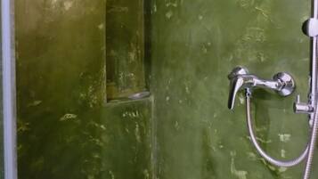 Douche, sĂšche-cheveux, bidet, savon