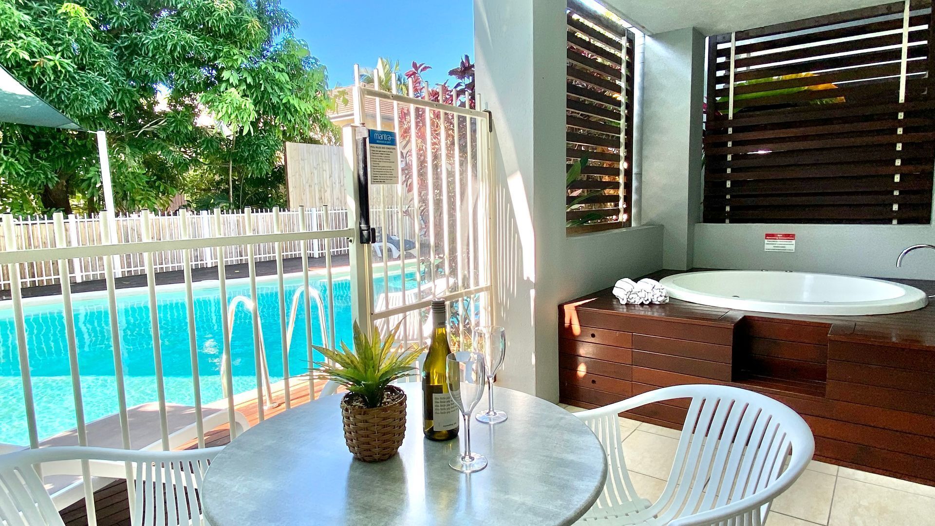 Aqueous 14 superb location right next to Macrossan St