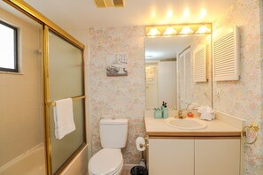 Banheira, secador de cabelo, sabonete