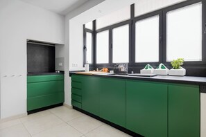 Kühlschrank, Mikrowelle, Ofen, Herdplatte