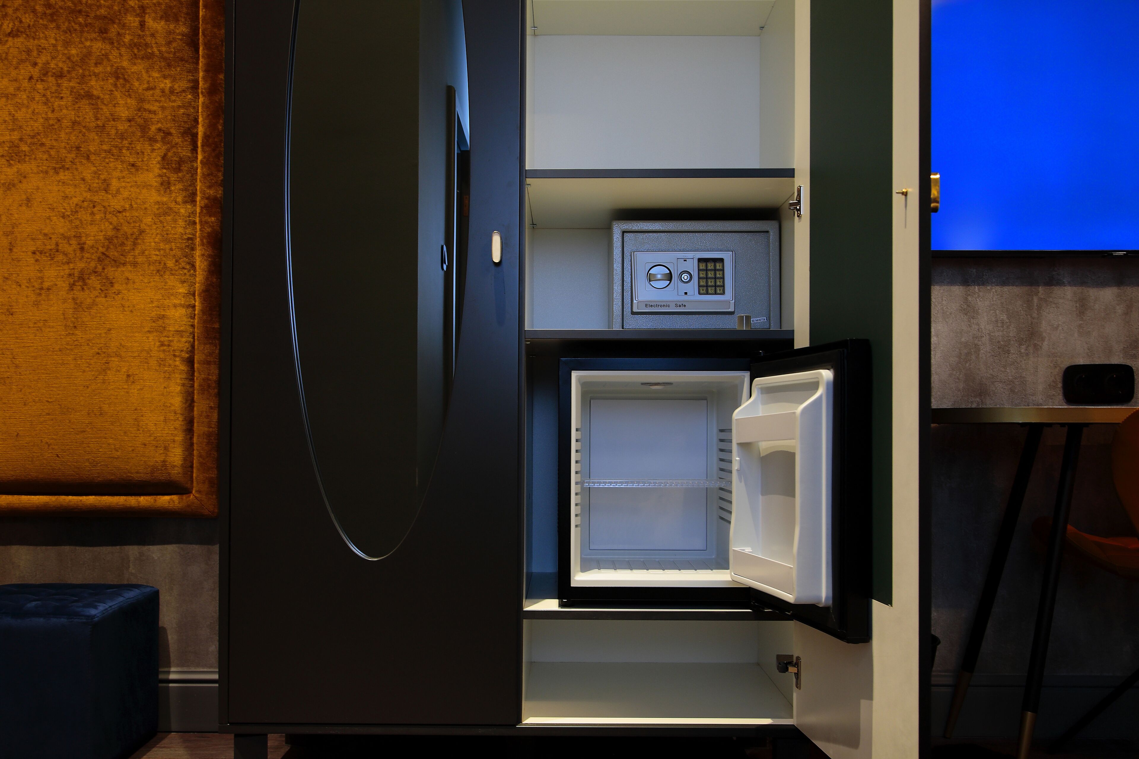 minibar, in-room safe, individually decorated, desk