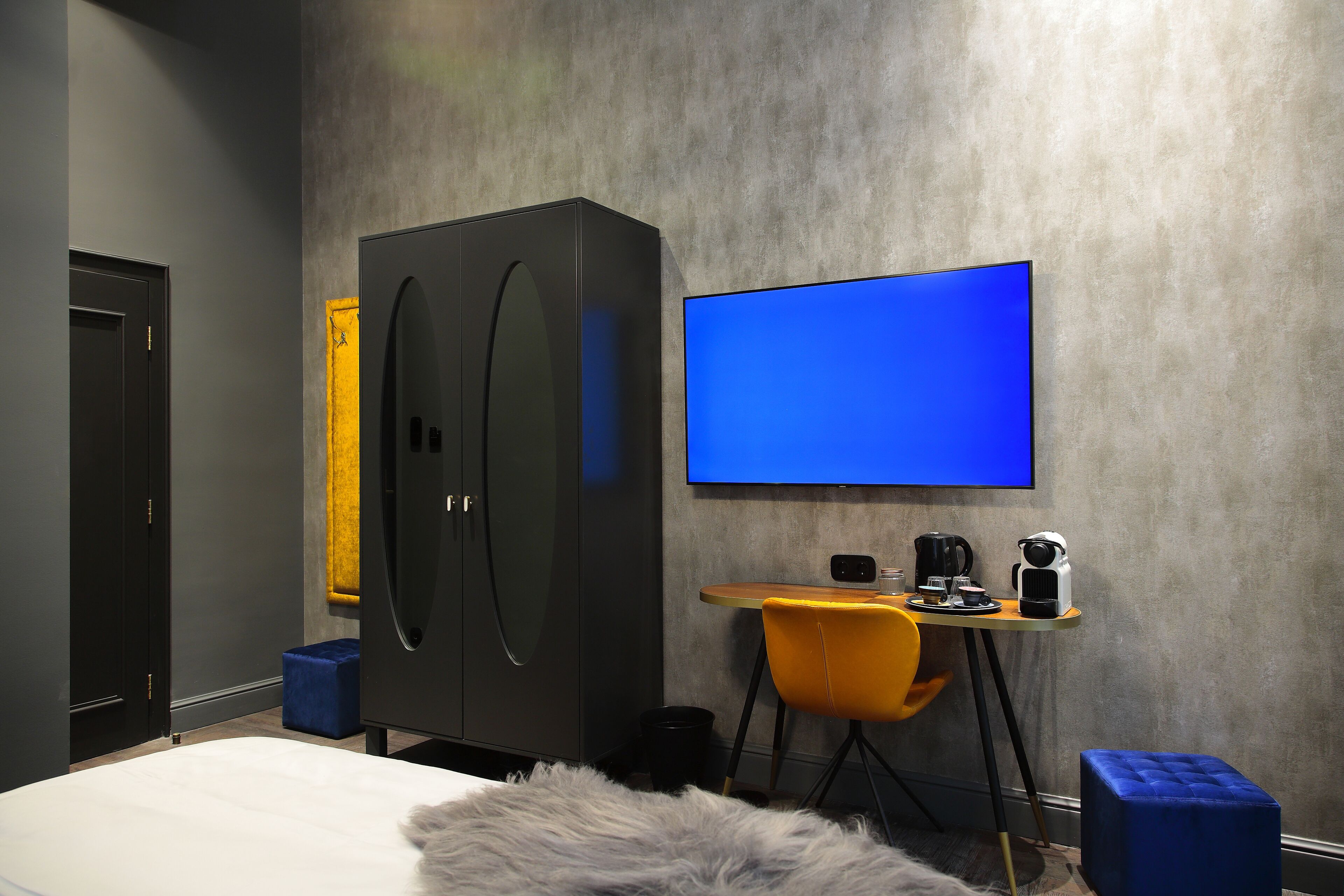 minibar, in-room safe, individually decorated, desk