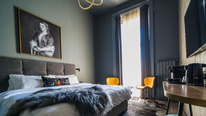 A modern hotel room with a large bed, a coffee table, and a seating area. - Leo Boutique Rooms - Adults Only (Budapest)