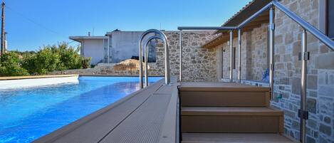 Alberca al aire libre y alberca climatizada