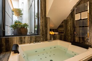 Shower, hair dryer, towels, shampoo