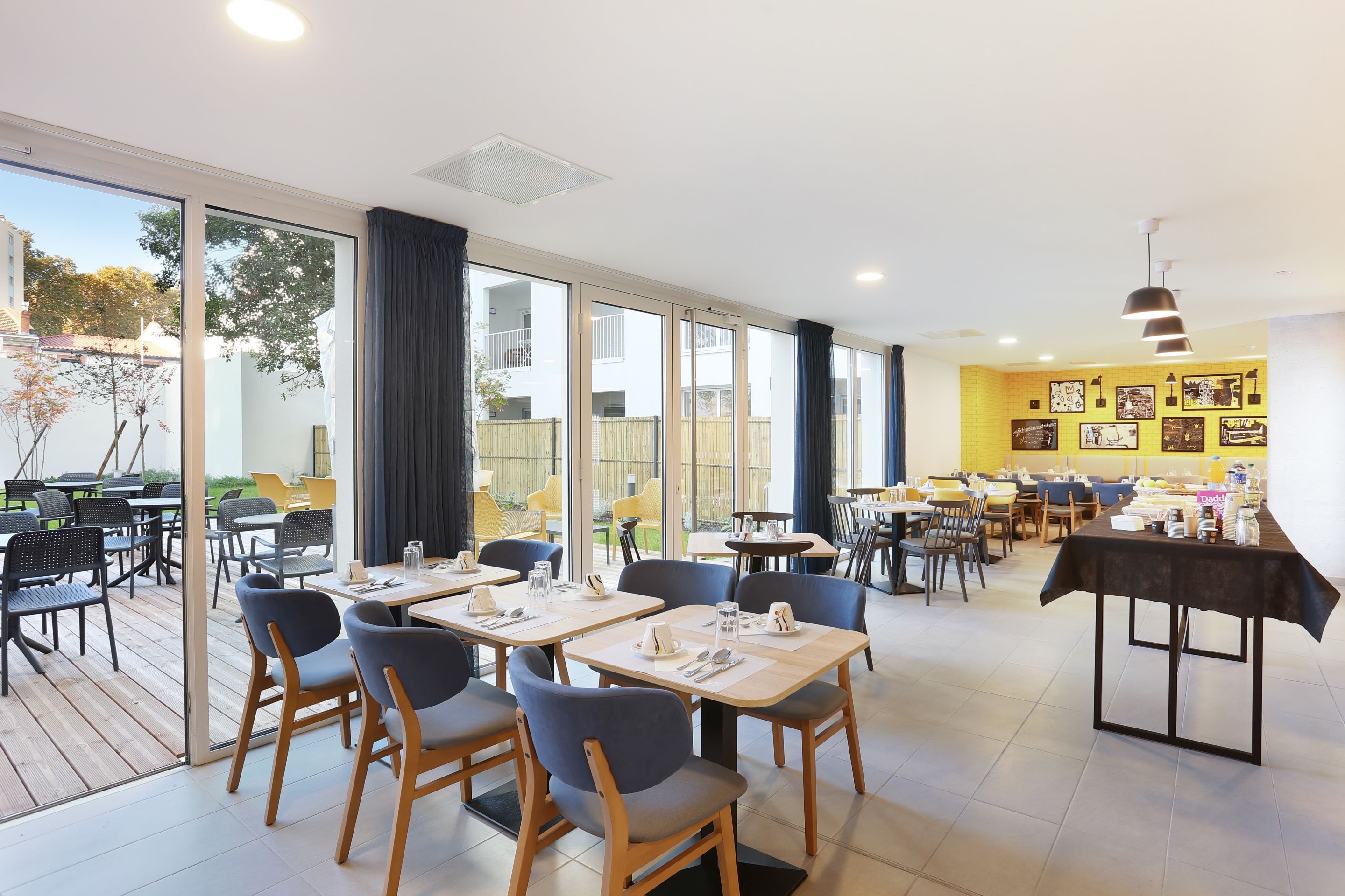 อาหารเช้าแบบบุฟเฟ่ต์ทุกวัน (EUR 18 ต่อคน)